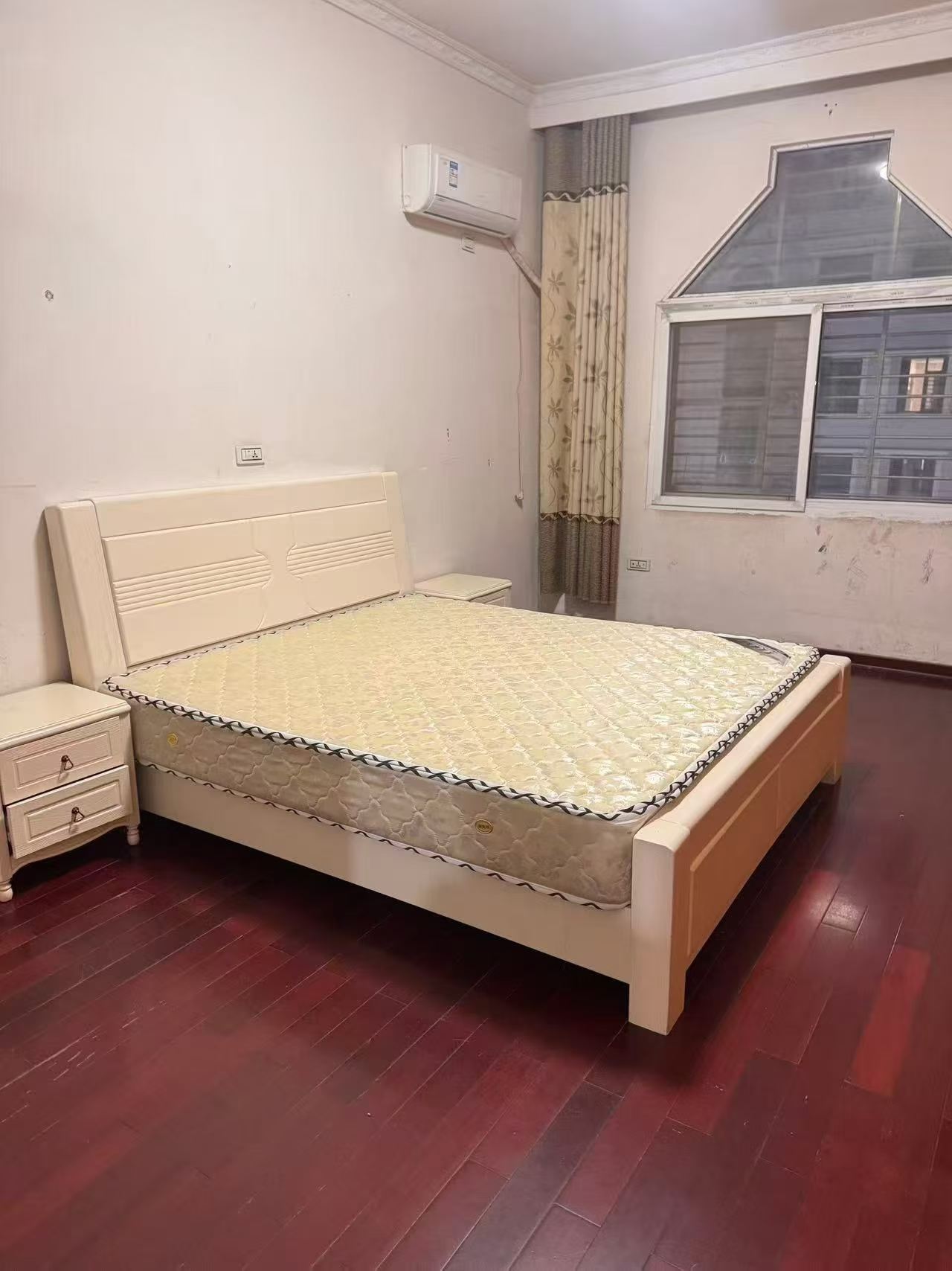 步行街中段有住房出租，家电齐全，拎包入住