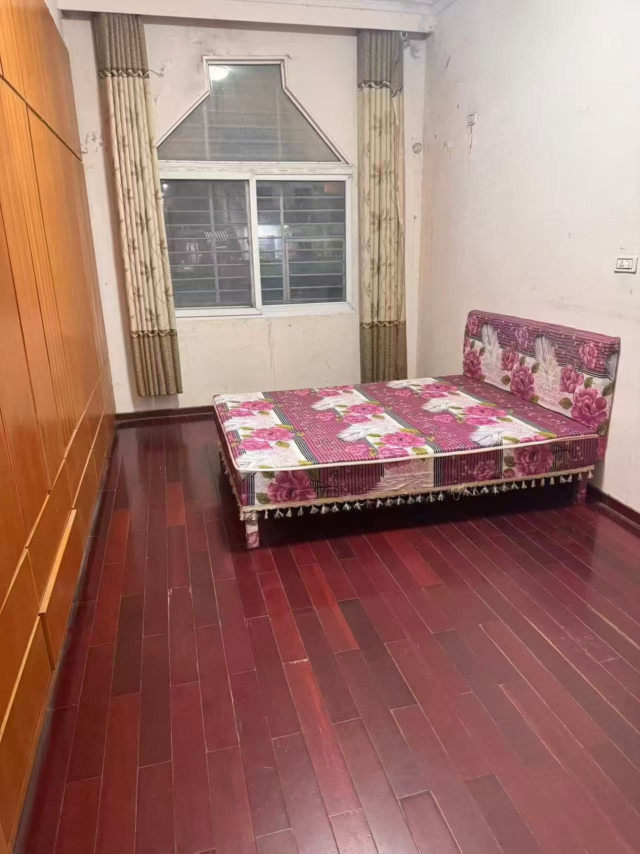 步行街中段有住房出租，家电齐全，拎包入住