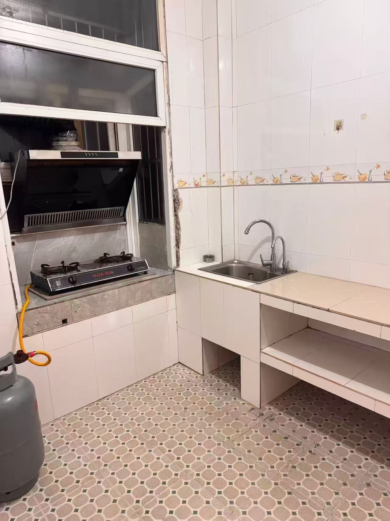 步行街中段有住房出租，家电齐全，拎包入住