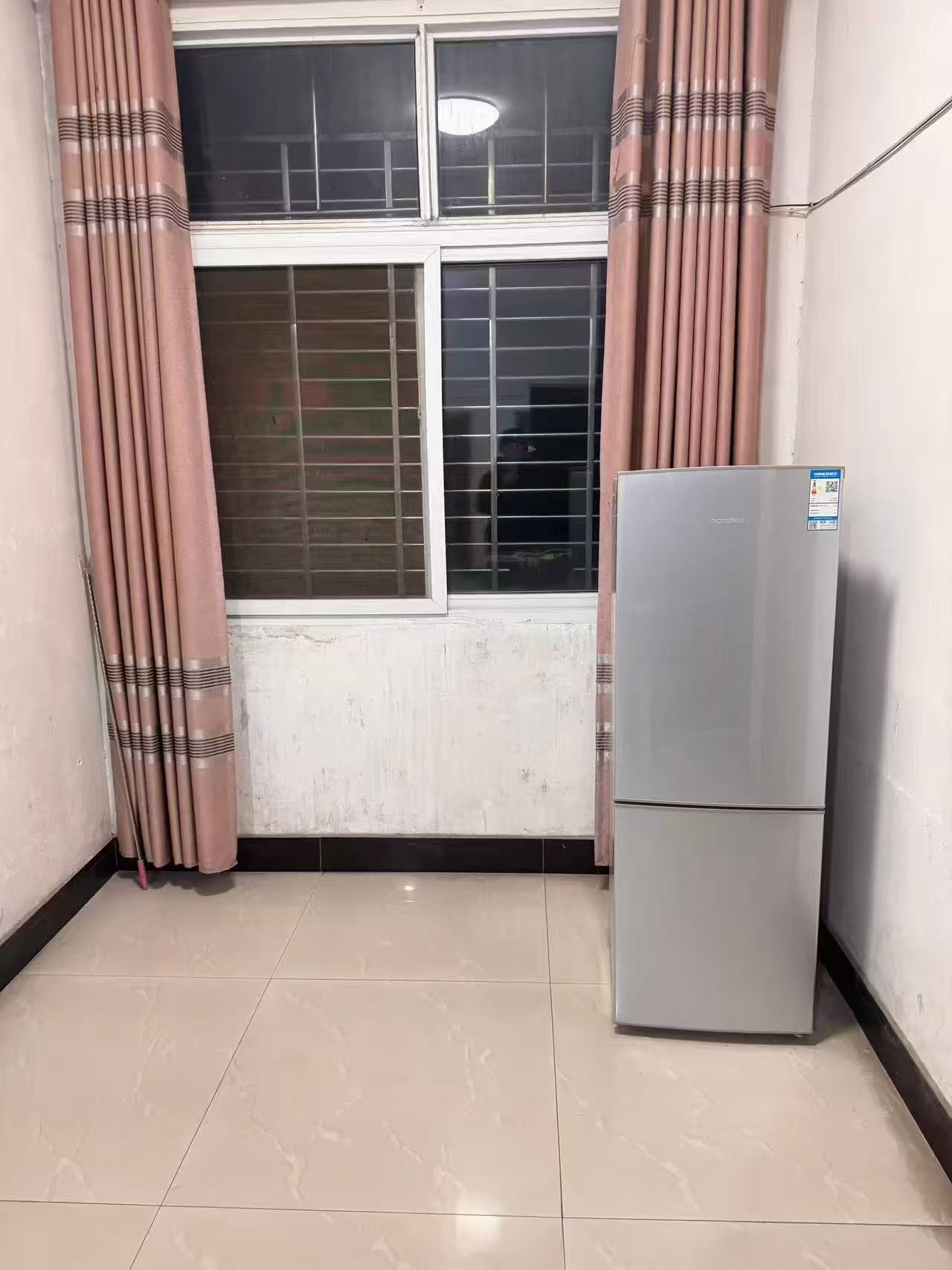 步行街中段有住房出租，家电齐全，拎包入住