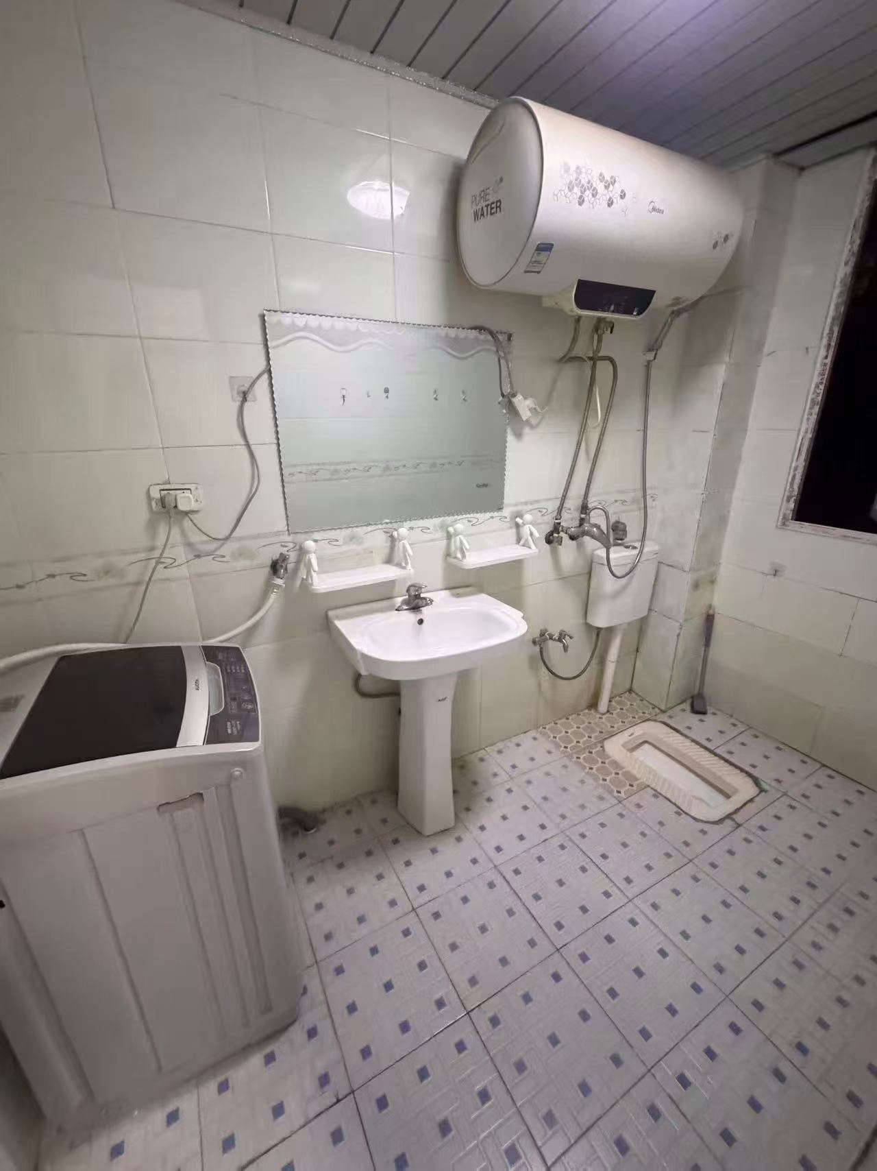 步行街中段有住房出租，家电齐全，拎包入住