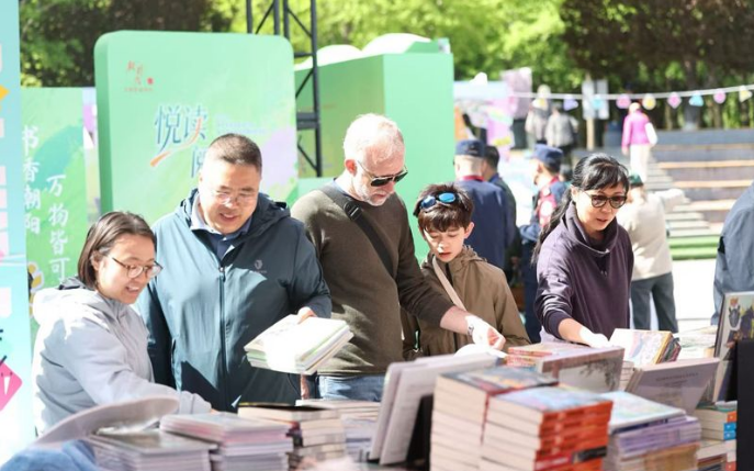 人们在北京朝阳公园书市购书