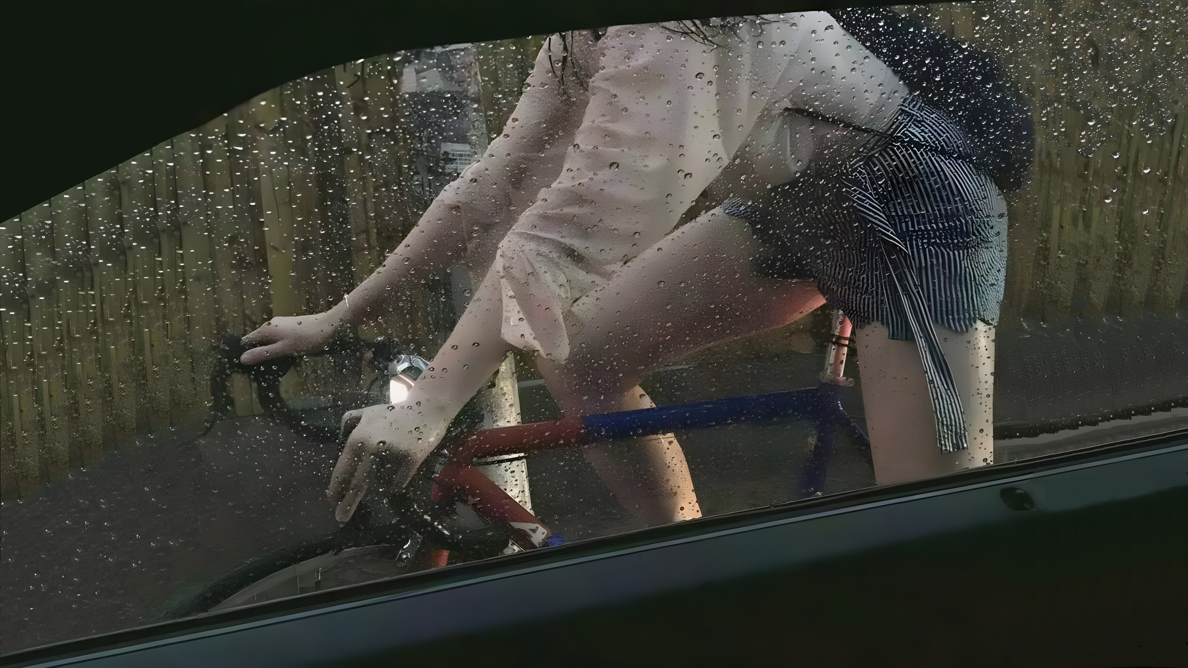 车窗外下着雨,包臀裙美女骑着单车