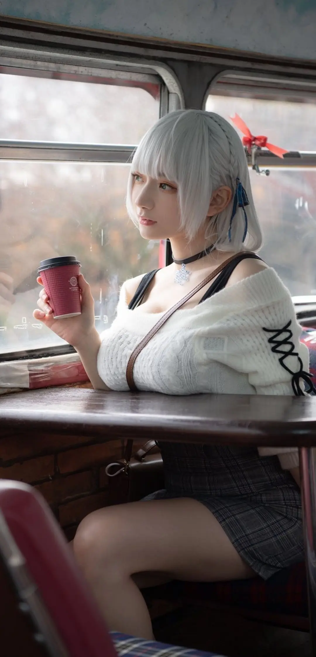 白发女孩手里拿的什么咖啡